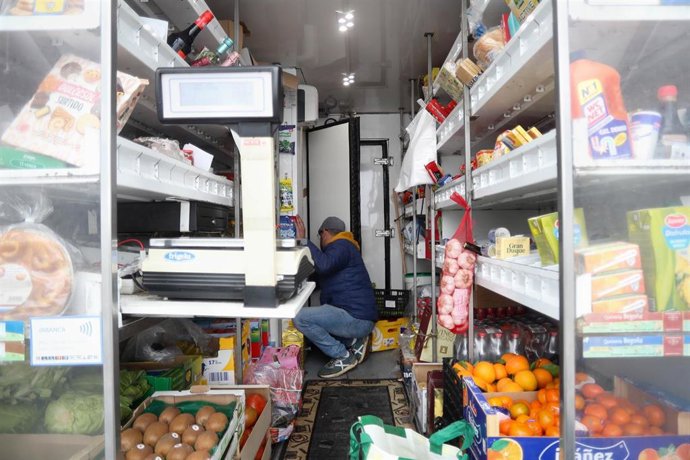 Archivo - Un vendedor ambulante de alimento 