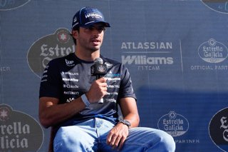El piloto español de F1 Carlos Sainz (Williams), en un acto de su patrocinador Estrella Galicia 0,0 en Callao.