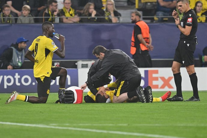 08 September 2026, North Rhine-Westphalia, Dortmund: Borussia Dortmund's Konstantinos Karetsas (2nd L) receives medical treatment during the UEFA Champions League group stage soccer match between Borussia Dortmund and Villarreal CF at Signal Iduna Park. P