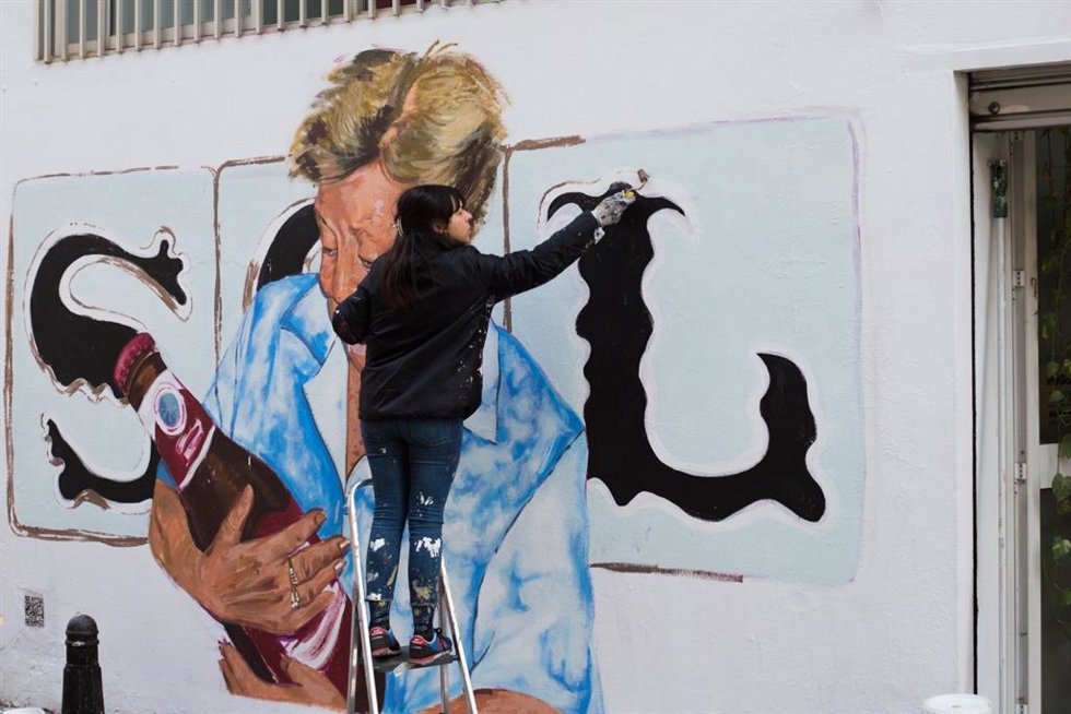 La sevillana Ana Langeheldt, experta en arte urbano, durante la ejecución de un mural en un espacio público