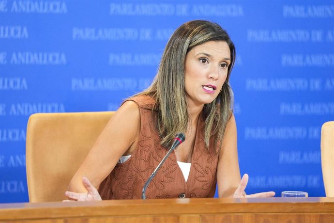 La portavoz del Grupo Parlamentario Socialista, María Márquez, durante la ronda de ruedas de prensa de portavoces de los grupos parlamentarios en el Parlamento de Andalucía. A 9 de septiembre de 2026 en Sevilla (Andalucía, España). Los portavoces de los g