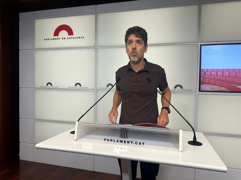El portavoz de los Comuns en el Parlament, David Cid, en rueda de prensa en la Cámara catalana