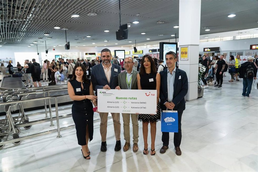 Archivo - Recepción de pasajeros de los primeros vuelos procedentes de Polonia en el Aeropuerto de Almería.