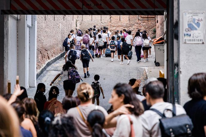 Varios niños de camino a la escuela en la entrada del colegio, a 7 de septiembre de 2026, en Madrid (España). 