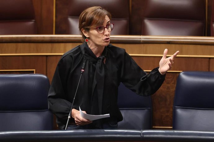 La ministra de Sanidad, Mónica García, interviene durante una sesión plenaria en el Congreso de los Diputados