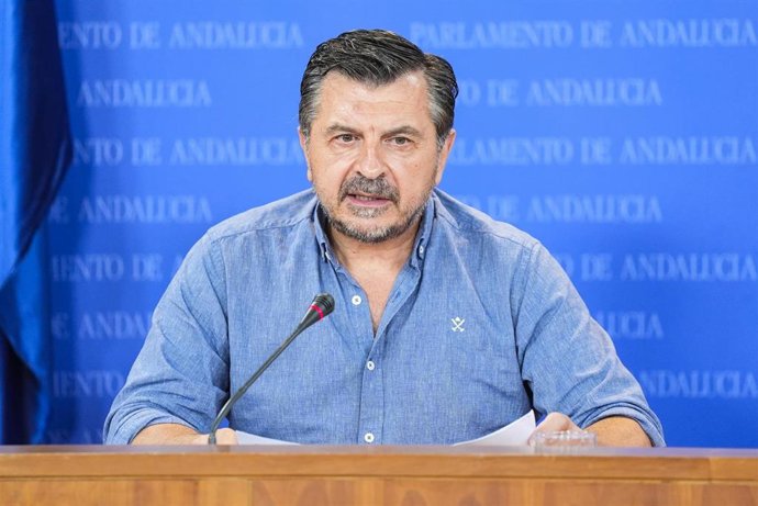 El portavoz del Grupo Parlamentario Popular, Toni Martín, durante la ronda de ruedas de prensa de portavoces de los grupos parlamentarios en el Parlamento de Andalucía. A 9 de septiembre de 2026 en Sevilla (Andalucía, España). Los portavoces de los grupos