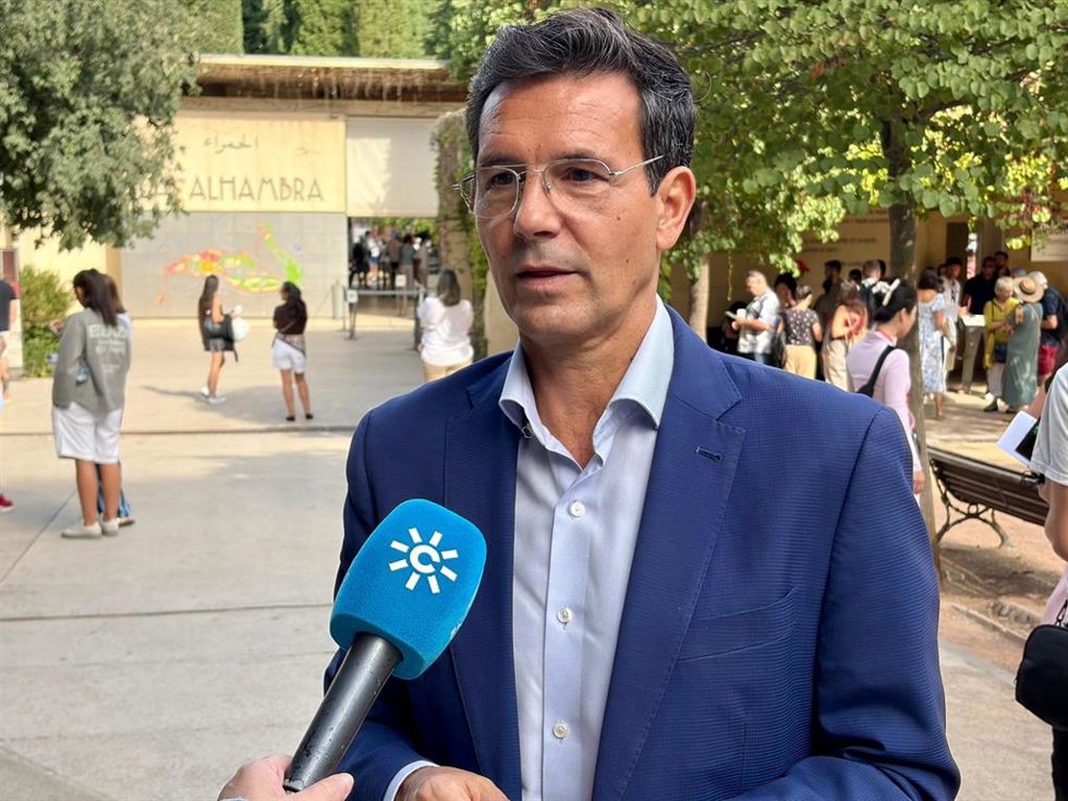 El parlamentario andaluz del PSOE de Granada, Paco Cuenca, ha exigido explicaciones a la Junta de Andalucía "por la supresión durante los últimos días del servicio de atención de emergencias sanitarias" en el recinto de la Alhambra