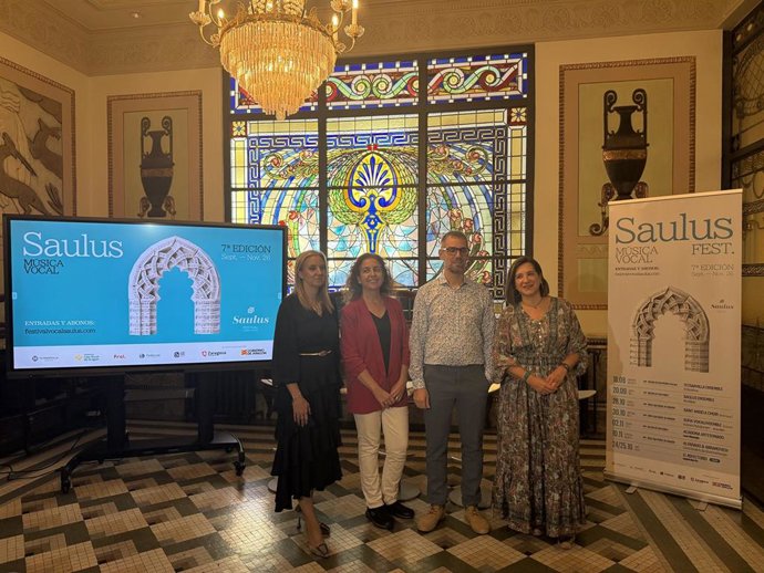 La directora de Fundación Caja Rural de Aragón, Laura Prada, los directores artísticos del certamen, Elena Ruiz-Ortega y Jorge Apodaca, y la consejera de Cultura del Ayuntamiento de Zaragoza, Sara Fernández, han presentado el VII Festival Saulus.