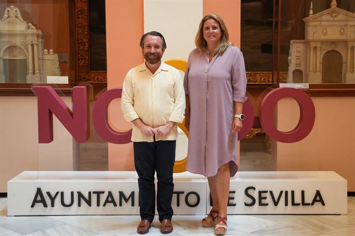 Imagen de la delegada de Turismo y Cultura, Angie Moreno, junto al responsable de la Compañía Sevillana de Zarzuela, Javier Sánchez.