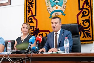 Archivo - El alcalde de carboneras (Almería), Salvador Hernández, preside el Pleno extraordinario para someter a votación la propuesta para la revisión de oficio de la licencia de obras del hotel de El Algarrobico. A 7 de julio de 2026 en Carboneras, Alme