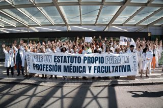 Archivo - Médicos y facultativos durante una concentración frente al Hospital Puerta de Hierro, a 17 de junio de 2026, en Majadahonda, Madrid (España). La concentración se enmarca en la huelga médica en curso, impulsada por el comité de huelga estatal y p