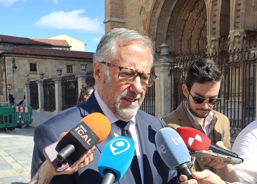 El vicepresidente primero de la Junta de Castilla y León y consejero de Desregulación, Familia y Ayudas Sociales, Carlos Pollán, en la plaza de Regla de la capital leonesa.