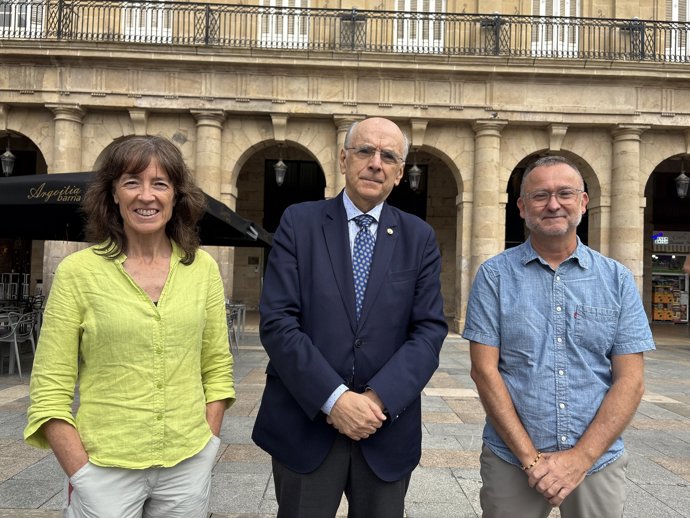 Ezkerretik eskuinera: Arantza Aldezabal Roteta UEUko ikerketa arduraduna, Andres Urrutia Badiola euskaltzainburua eta Aitor Bengoetxea Alkorta UEUko zuzendaria