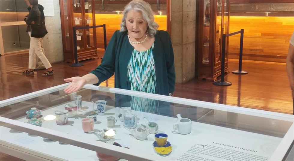 La autora y comisaria de la exposición, Evangelina Rodríguez, inaugura 'La Pausa. Tazas del Mundo' en Soria.