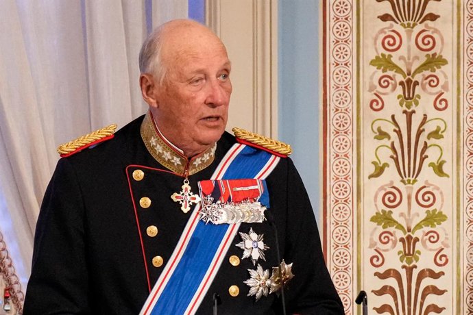 Archivo - FILED - 08 April 2025, Norway, Oslo: King Harald V of Norway gives a speech ahead of a gala dinner at the palace in connection with the state visit of Icelandic President Tomasdottir and her husband Skulason. Norwegian King Harald V hopes that t