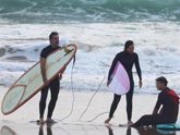 Foto: Hugo Silva y Marta Guerras, amor y pasión por el surf en familia en las playas de Cádiz