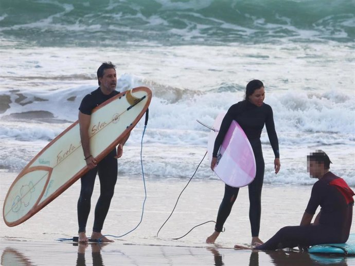 Hugo Silva y Marta Guerras, con uno de los gemelos del actor en las playas de Cádiz