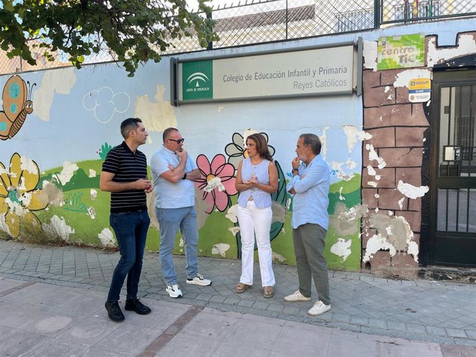 La portavoz del PSOE en el Ayuntamiento de Granada, Raquel Ruz, frente al Colegio Reyes Católicos.