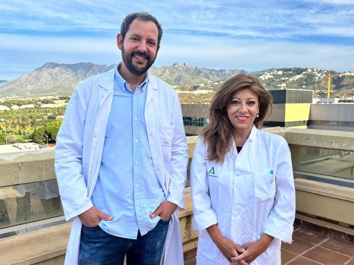 El facultativo especialista de área de Cirugía Ortopédica y Traumatología del Hospital Universitario Costa del Sol, Manuel Zapatero, y la facultativa especialista de área de Oftalmología del HUCS, Ana Chinchurreta.
