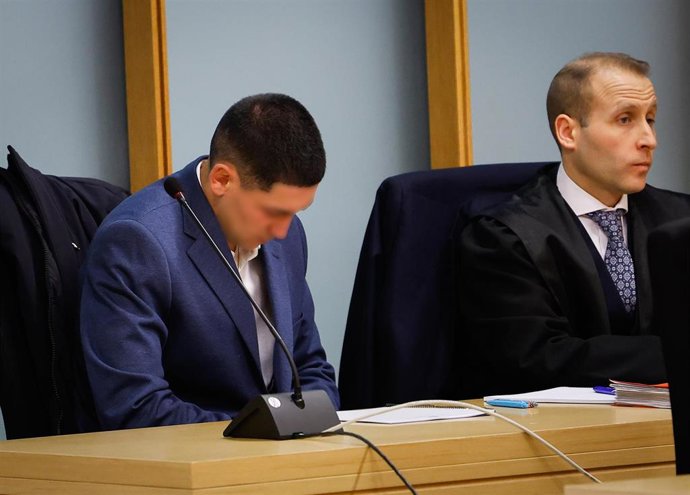 Archivo - El condenado, junto a su abogado durante un juicio en la Audiencia de Burgos. Foto archivo