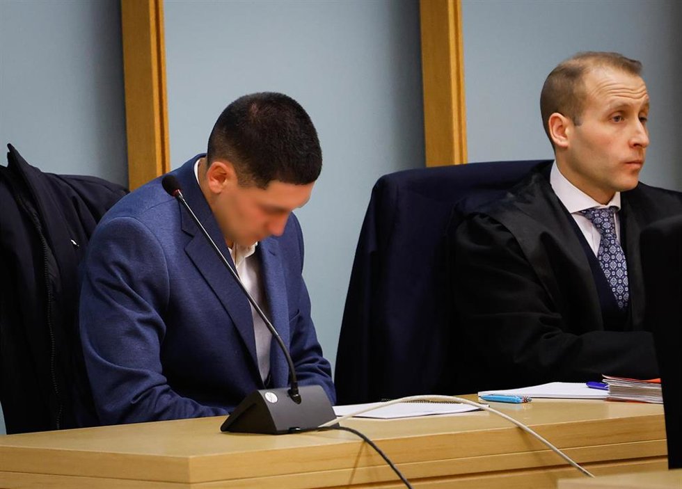 Archivo - El condenado, junto a su abogado durante un juicio en la Audiencia de Burgos. Foto archivo