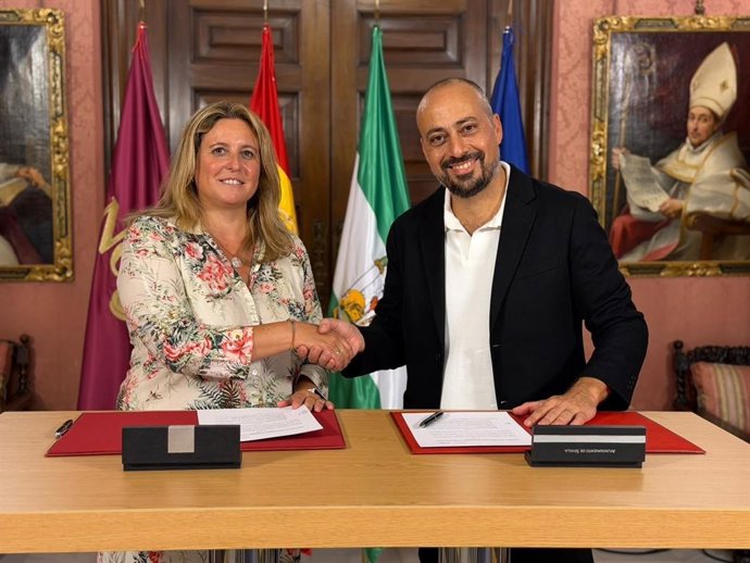 Angie Moreno, delegada de Turismo del Ayuntamiento, y Toni Bennasar, director regional de España y Portugal para GetYourGuide, tras la firma del acuerdo