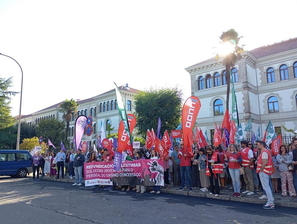 Docentes de la concertada se movilizan en Santiago de Compostela para denunciar "falta de diálogo" y exigir mejoras laborales