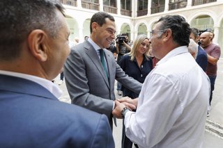 El presidente de la Junta de Andalucía, Juanma Moreno, se reúne con alcaldes de municipios afectados por los terremotos y con representantes de asociaciones vecinales del Zaidín en la Delegación del Gobierno andaluz de Granada a 9 de septiembre de 2026