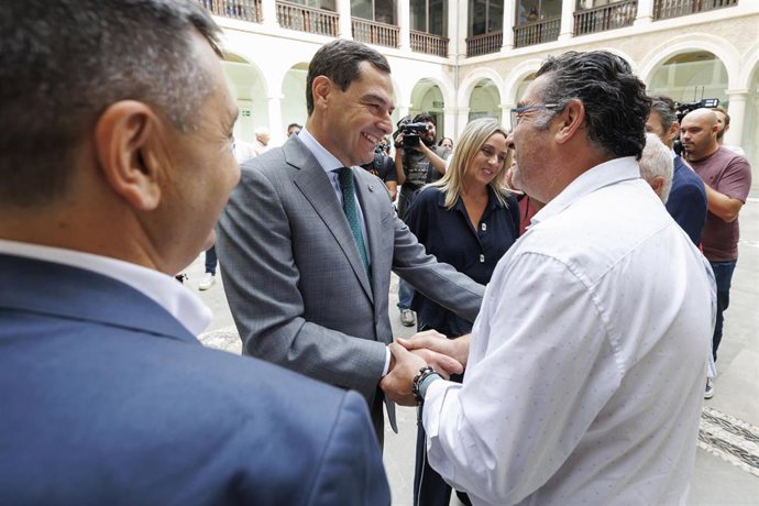 El presidente de la Junta de Andalucía, Juanma Moreno, se reúne con alcaldes de municipios afectados por los terremotos y con representantes de asociaciones vecinales del Zaidín en la Delegación del Gobierno andaluz de Granada a 9 de septiembre de 2026