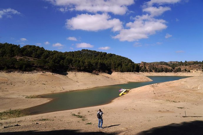 Archivo - Los restos del antiguo pueblo de Peñarubia han quedado al descubierto por la ausencia de agua en el embalse de Guadalteba a causa de la extrema sequía , a 3 de febrero de 2024 en Málaga, Andalucía, (España).