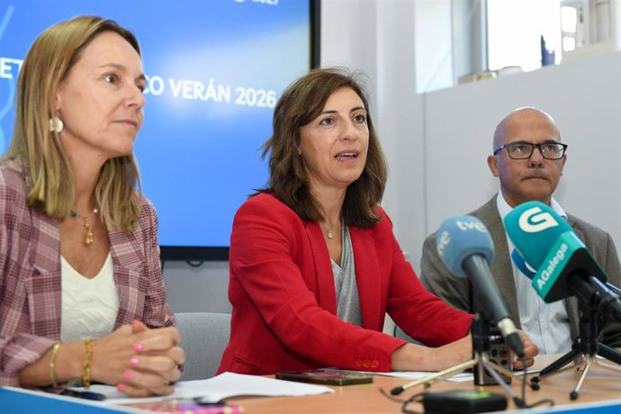 La conselleira Ángeles Vázquez y el responsable de Meteogalicia, Juan Taboada, durante la rueda de prensa.