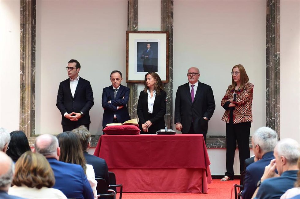 El vicepresidente primero y ministro de Economía, Comercio y Empresa, Carlos Cuerpo (i), preside el acto de toma de posesión de Juan José Ganuza Fernández como presidente de la CNMC (2i) y de Carmen Balsa Pascual (c), Joan Capdevila i Esteve (2d) y Marina