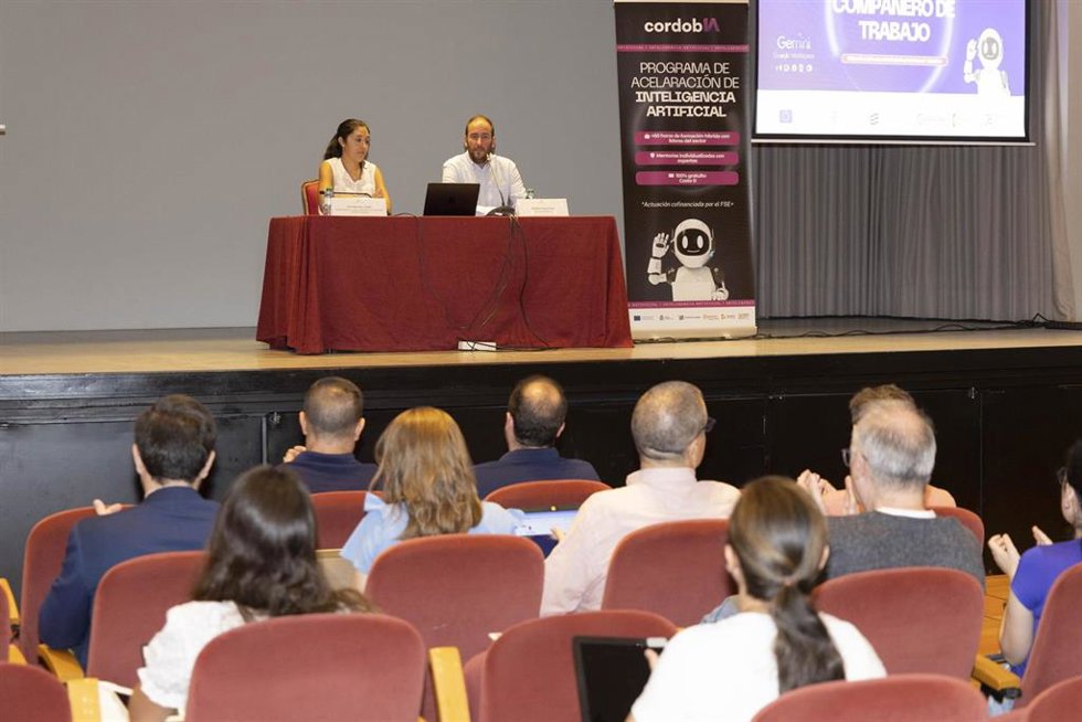 La delegada de Hacienda y Fondos Europeos de la Diputación de Córdoba, Ana Rosa Ruz, interviene en la inauguración del encuentro.