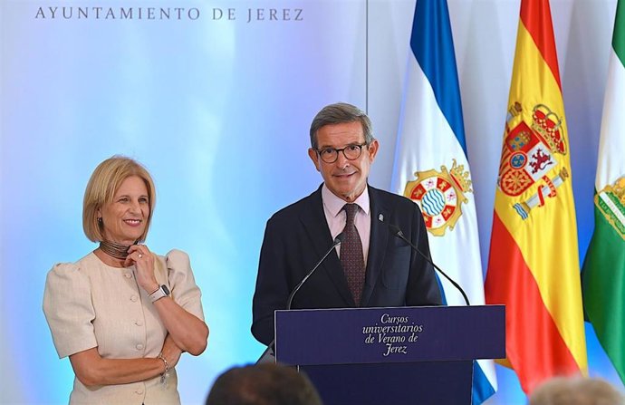 El consejero de Universidad, Industria, Energía e Innovación, Jorge Paradela, y la alcaldesa de Jerez de la Frontera, María José García-Pelayo, en la presentación de los Cursos Universitarios de Verano de Jerez.