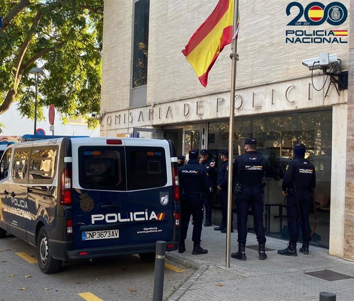 Agentes de la Policía Nacional en la comisaría de Manacor.