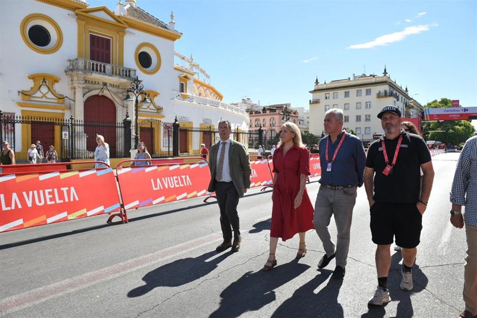 El alcalde de Sevilla, José Luis Sanz, supervisando los dispositivos que se han montando para acoger la llegada de la vigésimo séptima Etapa de La Vuelta.
