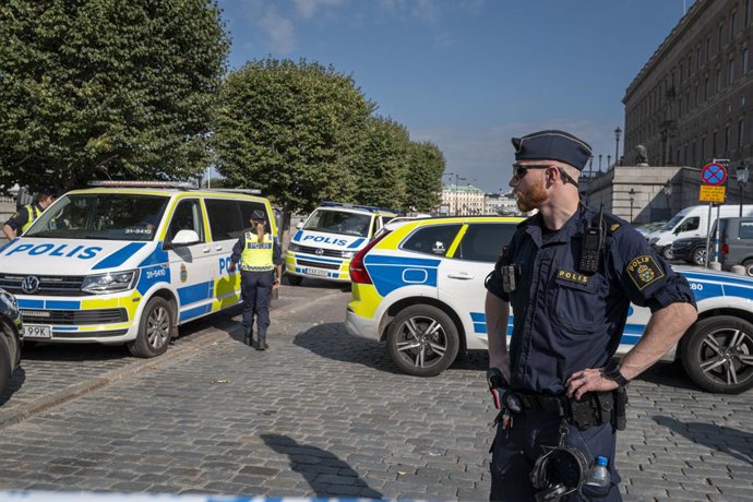 Archivo - September 10, 2025, Stockholm, Sweden: Swedish police officers guard the area around the parliament in Stockholm on September 9, 2025, as lawmakers returned from their summer recess. Security was stepped up due to several protests, including a l
