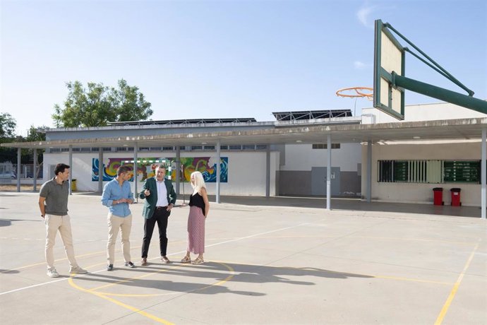 El alcalde y el delegado municipal de Educación de La Rinconada visitan el CEIP Pepe González