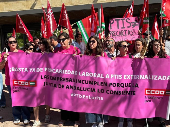 Manifestación de PTIS y Lengua de Signos en la sede de la Consejería de Educación en Sevilla.
