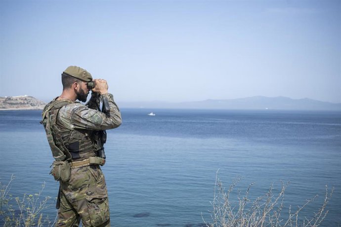 Un militar vigila la frontera entre España y Marruecos, a 8 de septiembre de 2026, en Ceuta (España). 