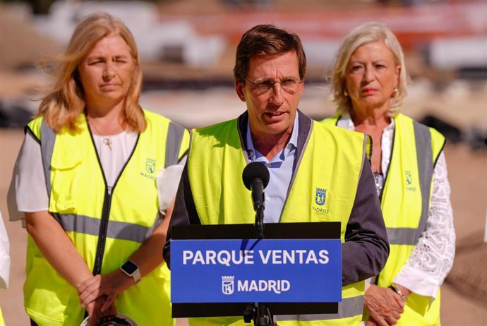 El alcalde de Madrid, José Luis Martínez-Almeida, en su visita al Parque Ventas