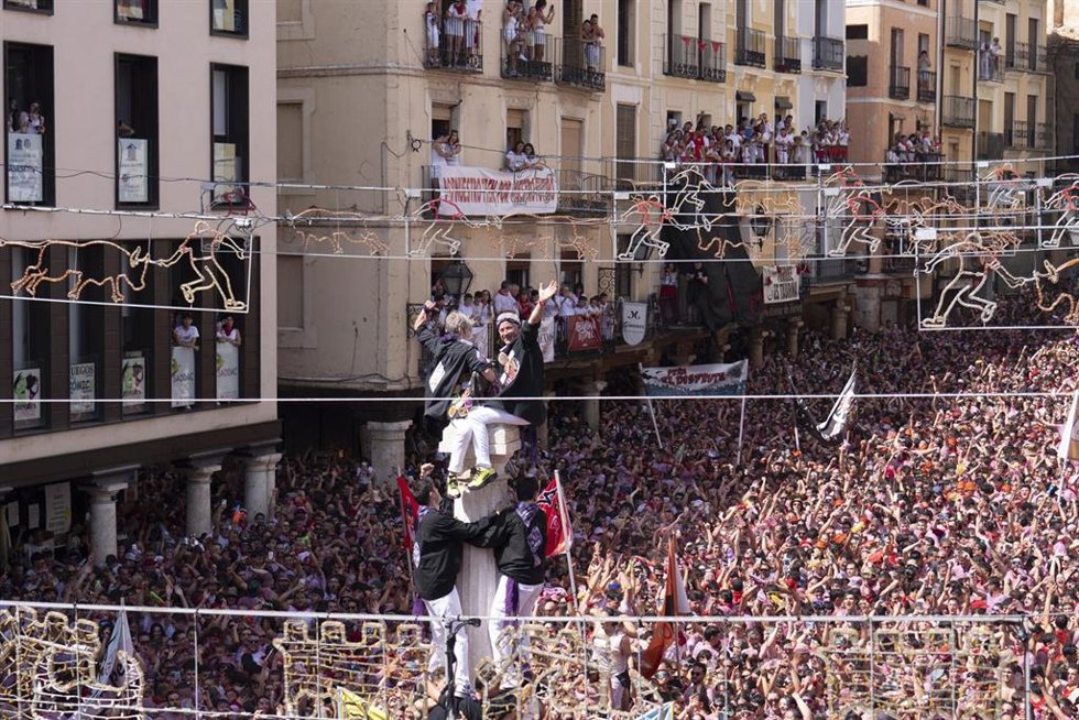 Archivo - Ambiente durante la puesta del Pañuelico al Torico, en la Plaza del Torico, a 11 de julio de 2026, enTeruel, declarada Fiesta de Interés Turístico Nacional