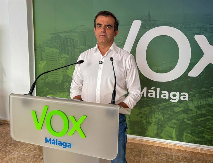 El presidente de Vox Málaga y diputado del Grupo Parlamentario de esta formación en Andalucía, Antonio Sevilla, en rueda de prensa.
