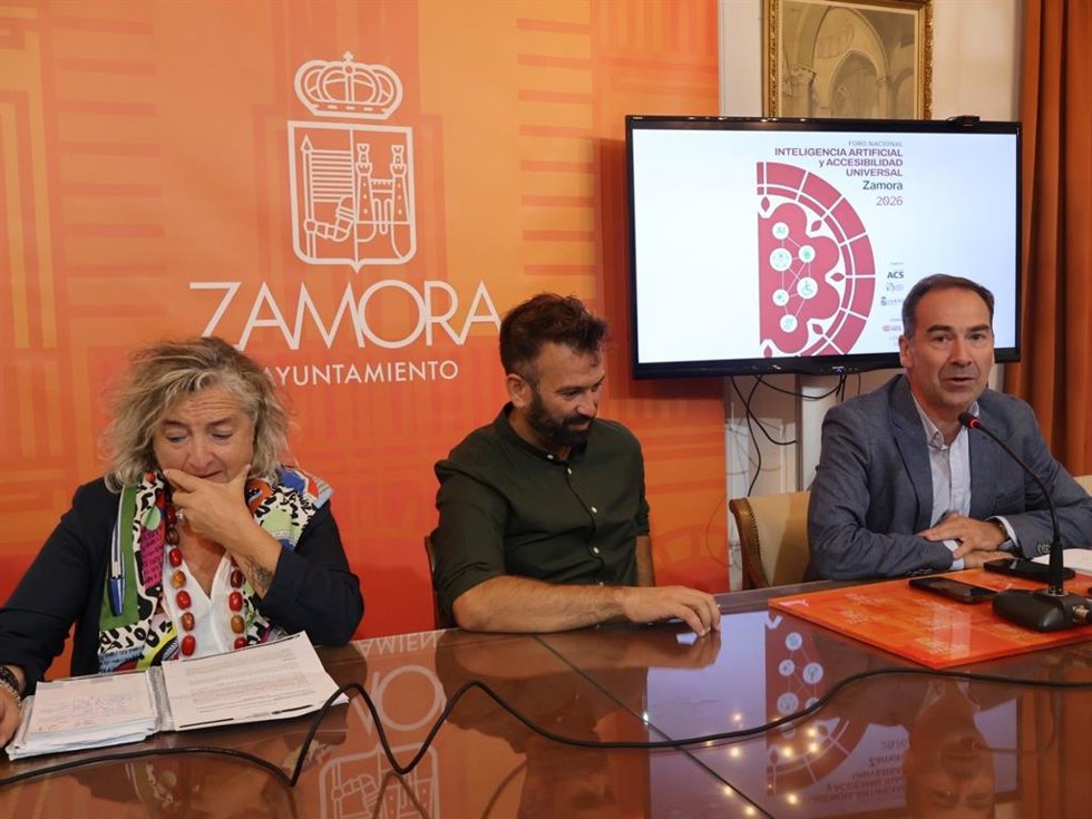 El director de comunicación de la FEMP, Álvaro Mateos, junto a la concejala de Servicios Sociales de Zamora, Auxi Fernández, y el primer teniente de alcalde de la ciudad, David Gago, durante la rueda de prensa celebrada en la ciudad