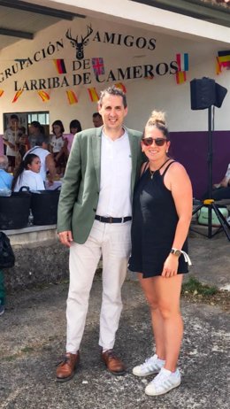 El secretario general del PR+Riojan@s, Iván Herrero, ha visitado Larriba acompañado por la concejala de Ajamil de Cameros Cristina Galilea