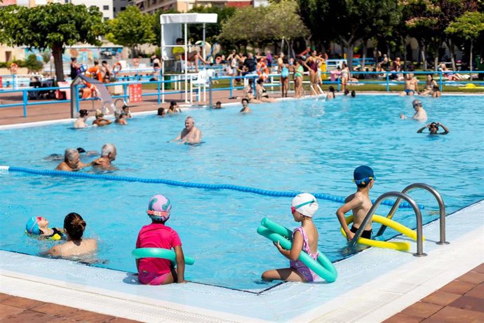 Archivo - Bañistas disfrutando de las piscinas del CDM La Granja