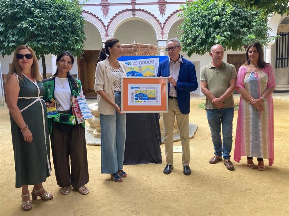 Foto de familia tras la presentación del cupón de la ONCE dedicado a la Feria de Écija