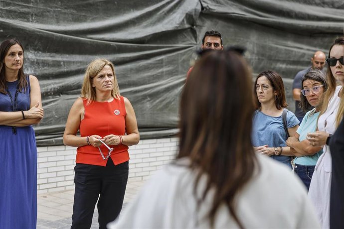 La secretaria general y candidata de los socialistas a la Alcaldía de Valencia, Pilar Bernabé (2i), se reúne con los vecinos afectados por los proyectos turísticos en varios edificios de Benicalap, a 9 de septiembre de 2026, en Valencia