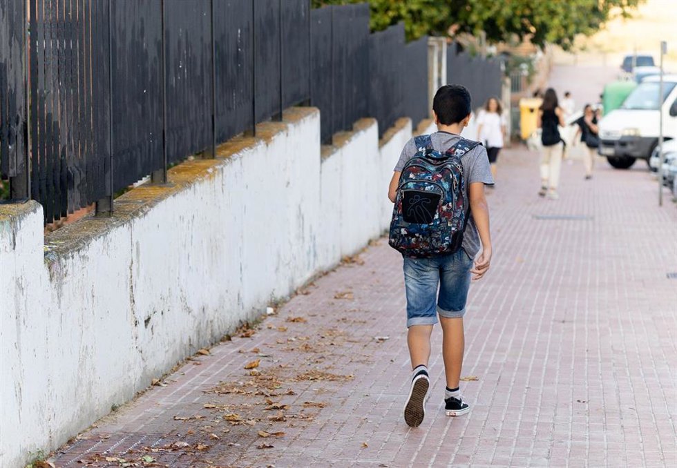Un alumno de camino al instituto