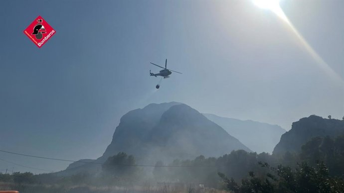 Imatge de treballs d'extinció de l'incendi a Polop